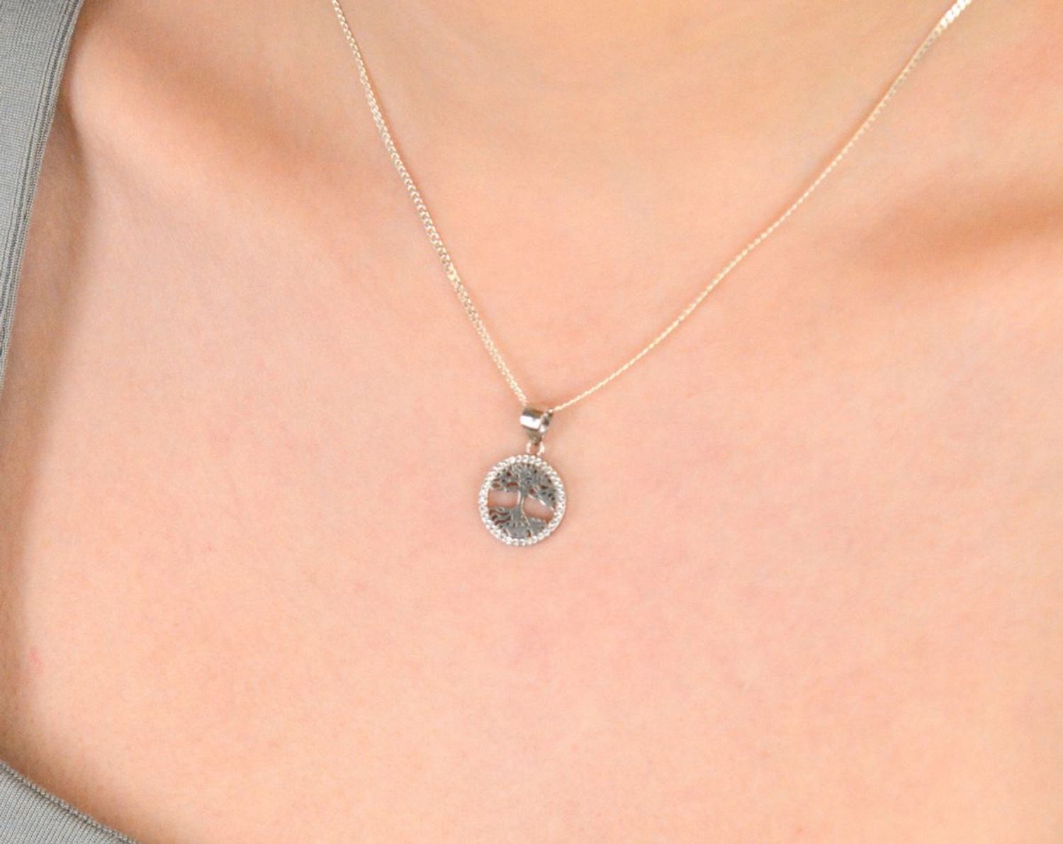 Zawieszka srebrna próba 925, drzewko okrągłe zdobione cyrkoniami AZZ000000-255 Elegancka zawieszka wykonana z wysokiej jakości srebra próby 925, przedstawiająca drzewko na okrągłej blaszce, 1.jpg