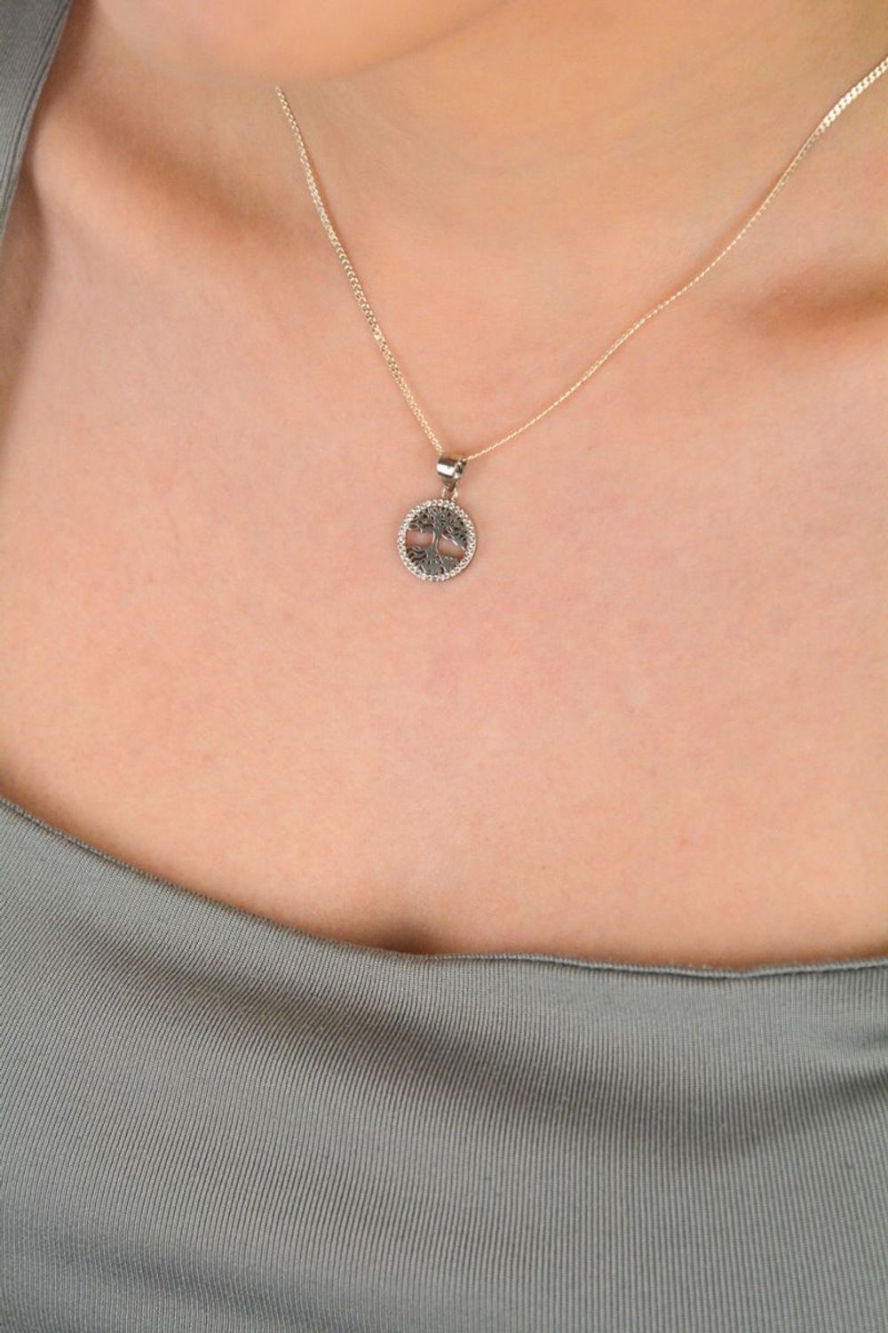 Zawieszka srebrna próba 925, drzewko okrągłe zdobione cyrkoniami AZZ000000-255 Elegancka zawieszka wykonana z wysokiej jakości srebra próby 925, przedstawiająca drzewko na okrągłej blaszce, 1.jpg