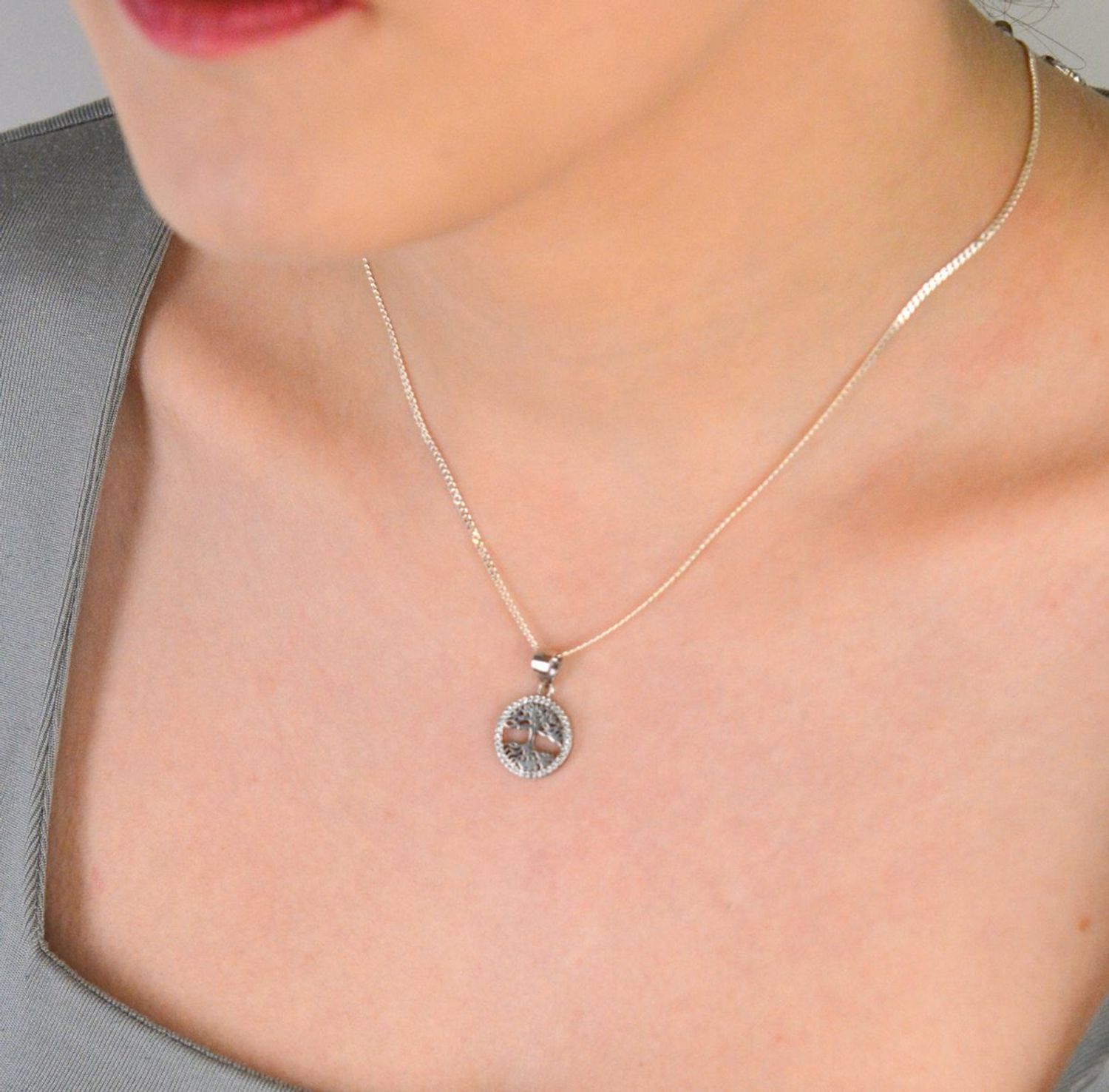 Zawieszka srebrna próba 925, drzewko okrągłe zdobione cyrkoniami AZZ000000-255 Elegancka zawieszka wykonana z wysokiej jakości srebra próby 925, przedstawiająca drzewko na okrągłej blaszce, 1.jpg