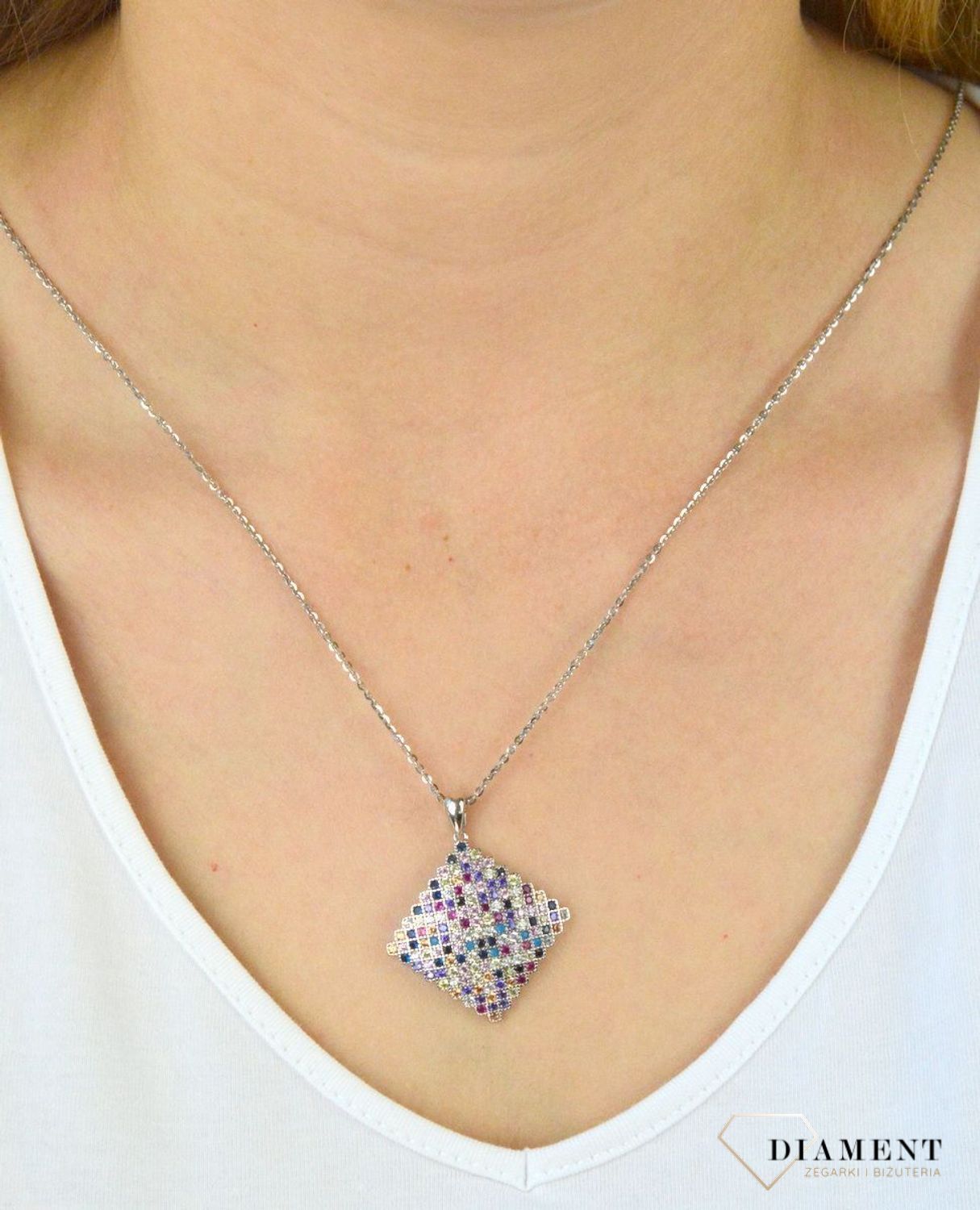 Zawieszka srebrna z kolorowymi cyrkoniami AZZ000000-258. Zawieszka srebrna duży kwadrat. Zawieszka srebrna z kolorowymi cyrkoniami. Zawieszka idealna na prezent. Zawieszka na każdą okazję..jpg