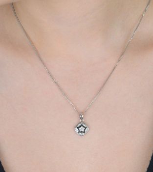Stylowa srebrna zawieszka próby 925 z czarną gwiazdą i lśniącymi cyrkoniami. Doskonała jako dodatek do łańcuszka – elegancja i charakter w jednym. Idealna na prezent lub wyjątkowy akcent do codziennego looku (2).JPG