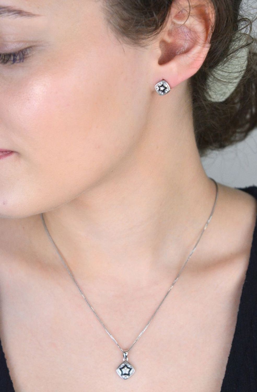 Srebrna zawieszka próby 925 ozdobiona czarną gwiazdą i białymi cyrkoniami. Subtelna i elegancka. Waga 1,20 g, wymiary 1,2 x 1,7 cm. Kod AZZ000000-259.1.jpg