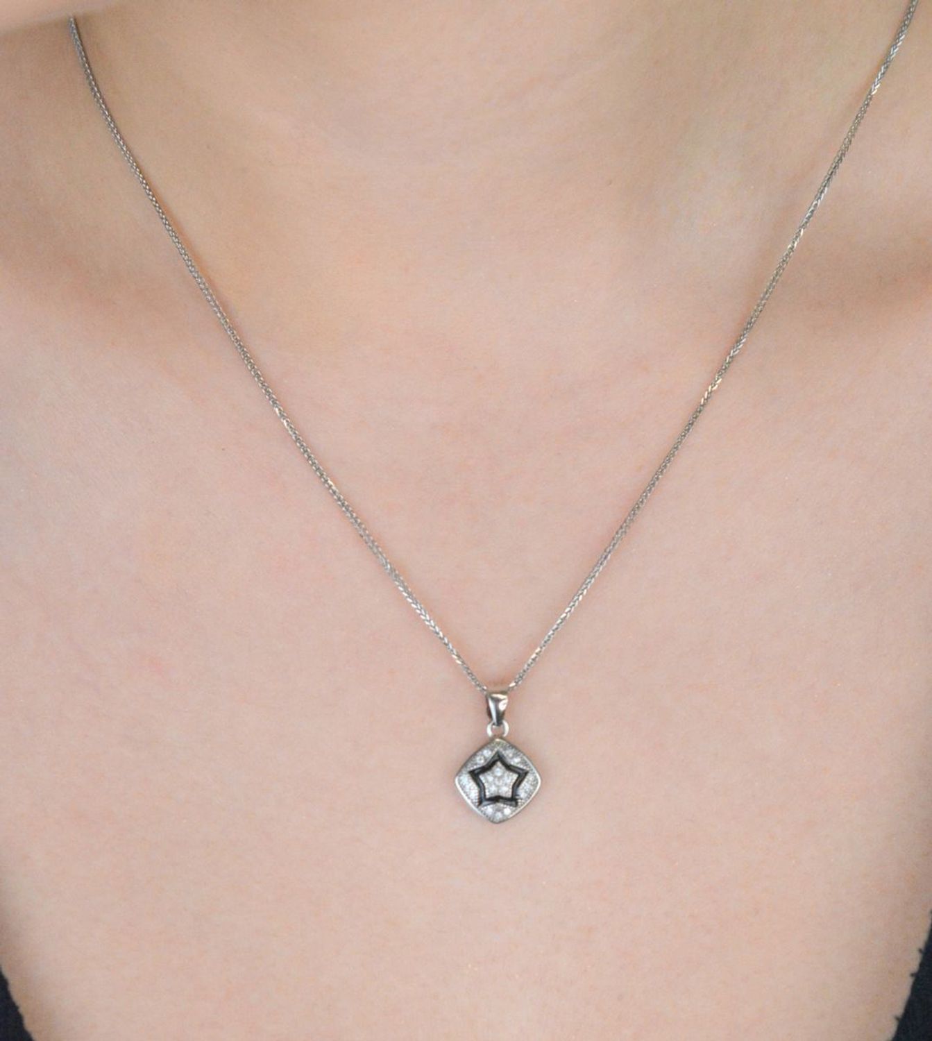 Srebrna zawieszka próby 925 ozdobiona czarną gwiazdą i białymi cyrkoniami. Subtelna i elegancka. Waga 1,20 g, wymiary 1,2 x 1,7 cm. Kod AZZ000000-259.1.jpg