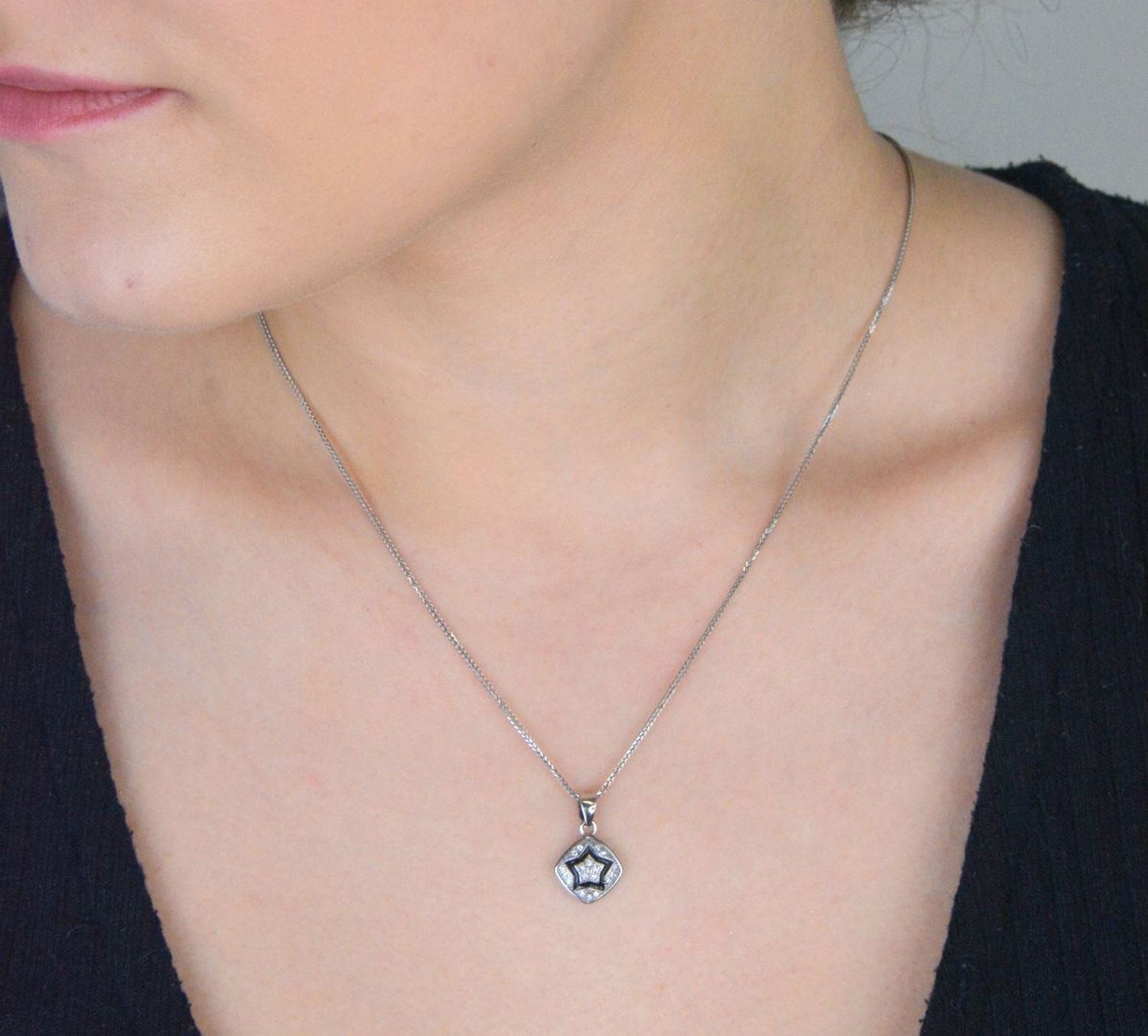 Srebrna zawieszka próby 925 ozdobiona czarną gwiazdą i białymi cyrkoniami. Subtelna i elegancka. Waga 1,20 g, wymiary 1,2 x 1,7 cm. Kod AZZ000000-259.1.jpg