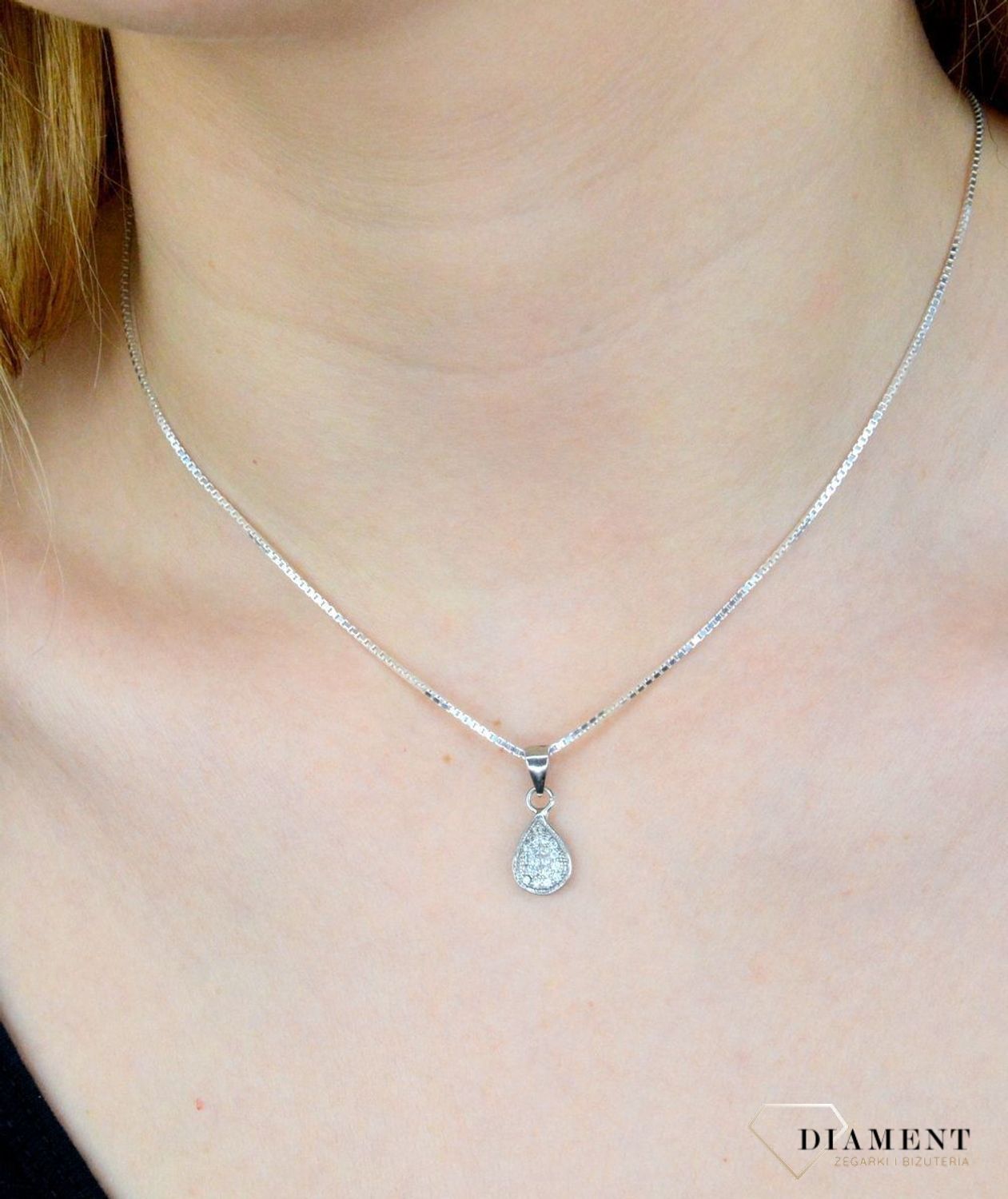 Zawieszka srebrna  drobne cyrkonie  AZZ000000-263 Srebrna zawieszka o ponadczasowej formie uzupełniona cyrkoniami, została wykonana z najwyższej jakości srebra próby 925. Idealny pomysł na prezent (1).jpg