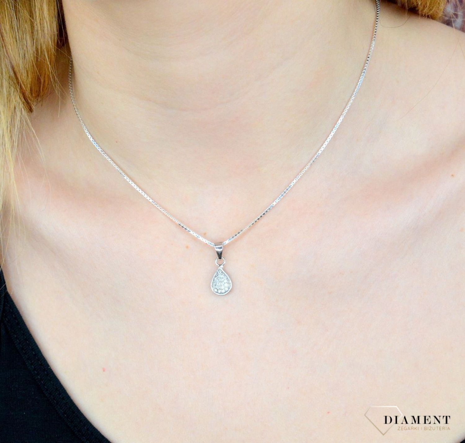 Zawieszka srebrna  drobne cyrkonie  AZZ000000-263 Srebrna zawieszka o ponadczasowej formie uzupełniona cyrkoniami, została wykonana z najwyższej jakości srebra próby 925. Idealny pomysł na prezent (1).jpg