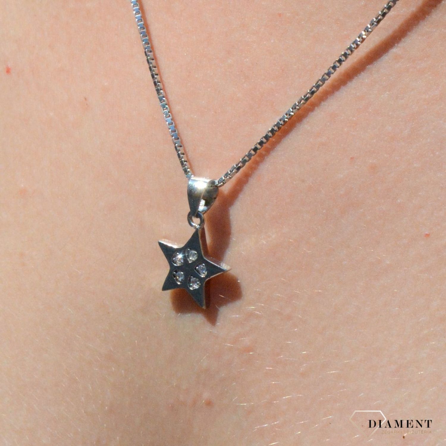 Zawieszka srebrna gwiazdka z cyrkoniami AZZ000000-266. Zawieszka srebrna damska. zawieszka srebrna gwiazdka. Zawieszka srebrna z cyrkoniami. Zawieszka srebrna do każdego łańcuszka. Idealna zawieszka srebrna na prezent. Wisiore.jpg