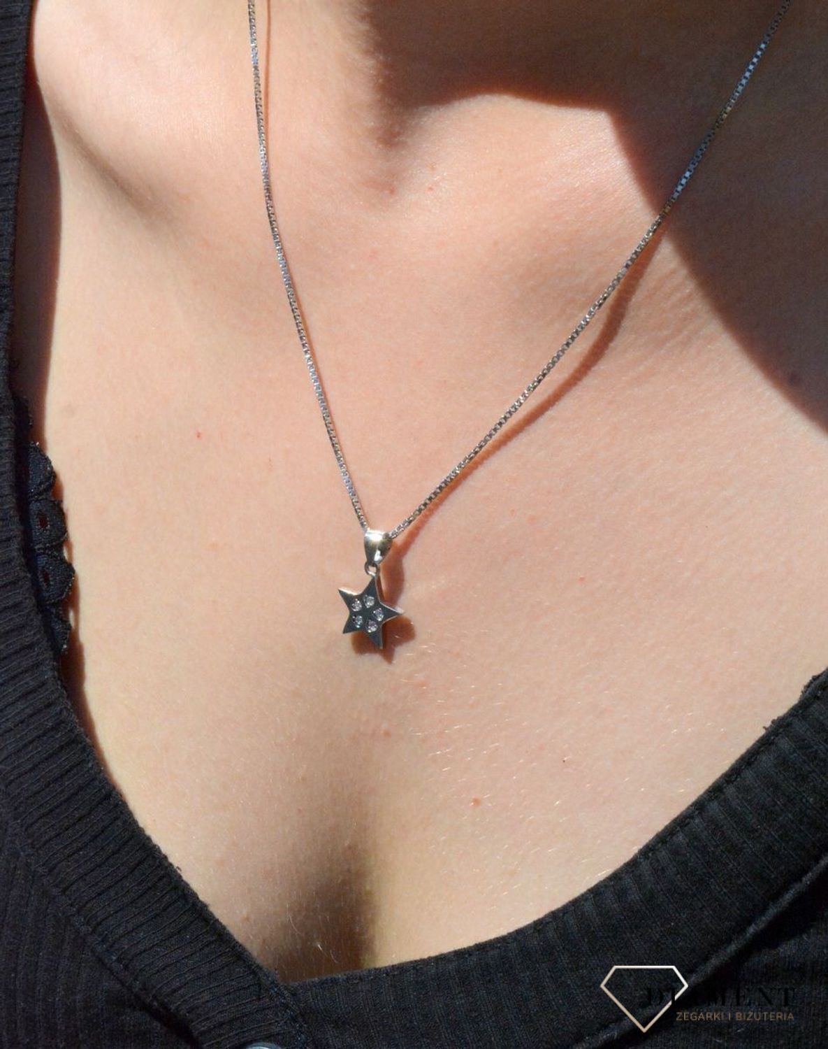 Zawieszka srebrna gwiazdka z cyrkoniami AZZ000000-266. Zawieszka srebrna damska. zawieszka srebrna gwiazdka. Zawieszka srebrna z cyrkoniami. Zawieszka srebrna do każdego łańcuszka. Idealna zawieszka srebrna na prezent. Wisiore.jpg