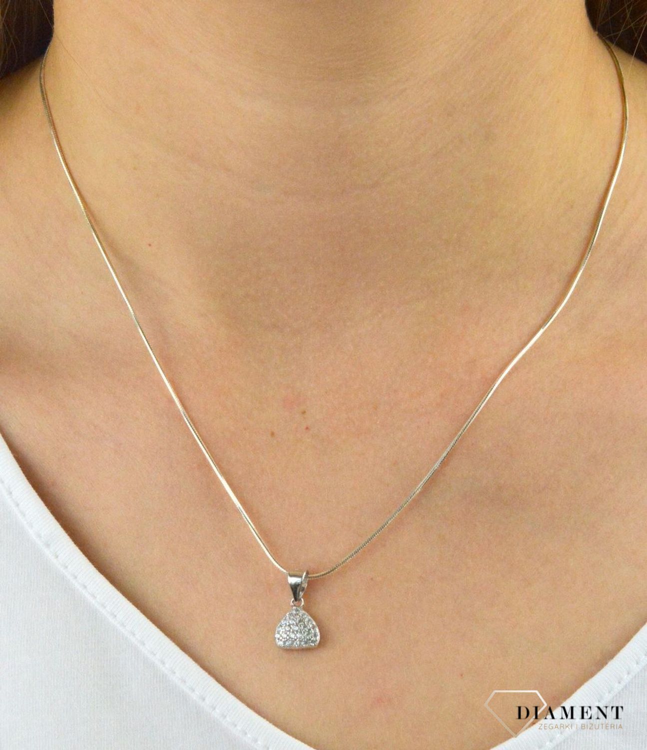 Zawieszka srebrna drobne cyrkonie AZZ000000-271. Zawieszka srebrna trójkątna. Zawieszka srebrna z cyrkoniami. Zawieszka idealna na prezent. Zawieszka na każdą okazję..jpg