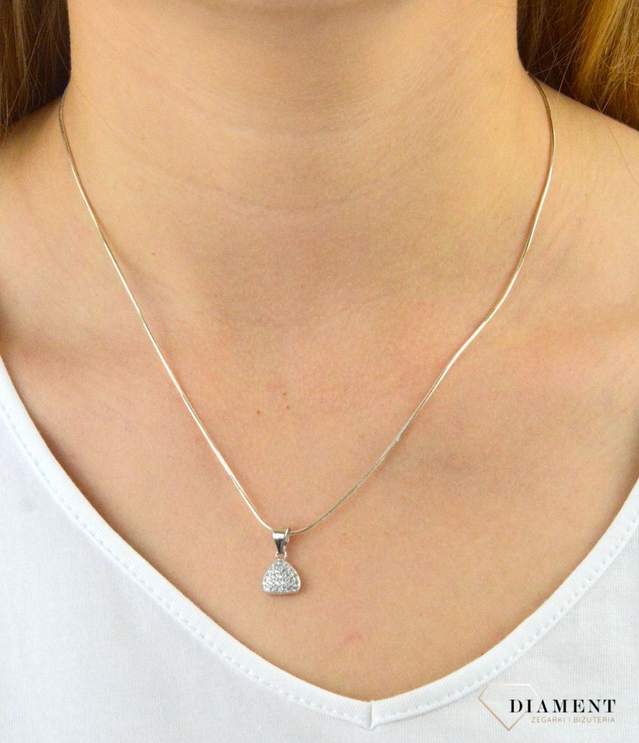 Zawieszka srebrna drobne cyrkonie AZZ000000-271. Zawieszka srebrna trójkątna. Zawieszka srebrna z cyrkoniami. Zawieszka idealna na prezent. Zawieszka na każdą okazję..jpg