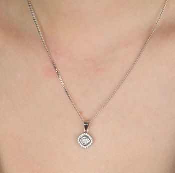 Srebrna zawieszka z lśniącą cyrkonią. Próba 925, waga 1,50 g, długość 1,7 cm, szerokość 1,0 cm. Model AZZ000000-279 – klasyka, która przyciąga wzrok (1).JPG