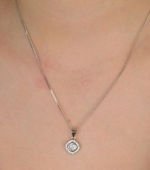 Srebrna zawieszka z lśniącą cyrkonią. Próba 925, waga 1,50 g, długość 1,7 cm, szerokość 1,0 cm. Model AZZ000000-279 – klasyka, która przyciąga wzrok (3).JPG