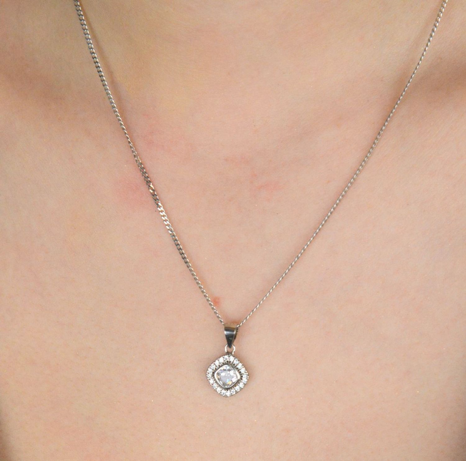 Srebrna zawieszka z lśniącą cyrkonią. Próba 925, waga 1,50 g, długość 1,7 cm, szerokość 1,0 cm. Model AZZ000000-279 – klasyka, która przyciąga wzrok.1.jpg