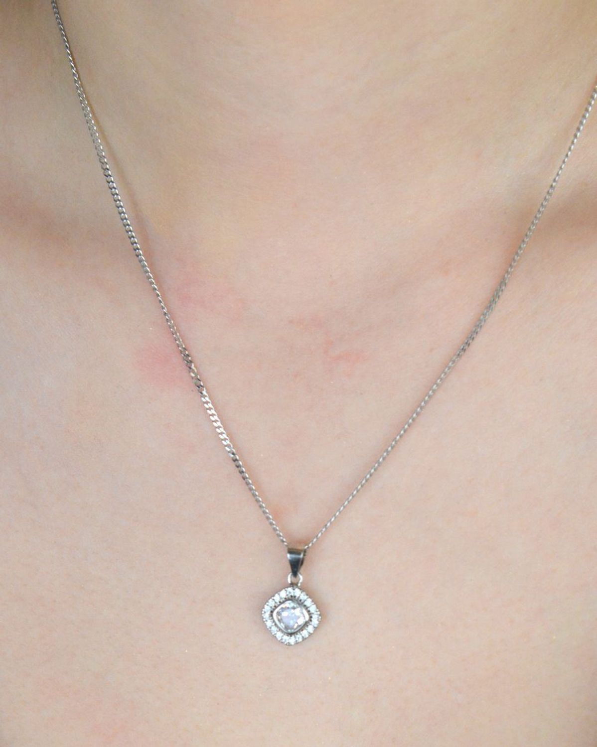 Srebrna zawieszka z lśniącą cyrkonią. Próba 925, waga 1,50 g, długość 1,7 cm, szerokość 1,0 cm. Model AZZ000000-279 – klasyka, która przyciąga wzrok.1.jpg