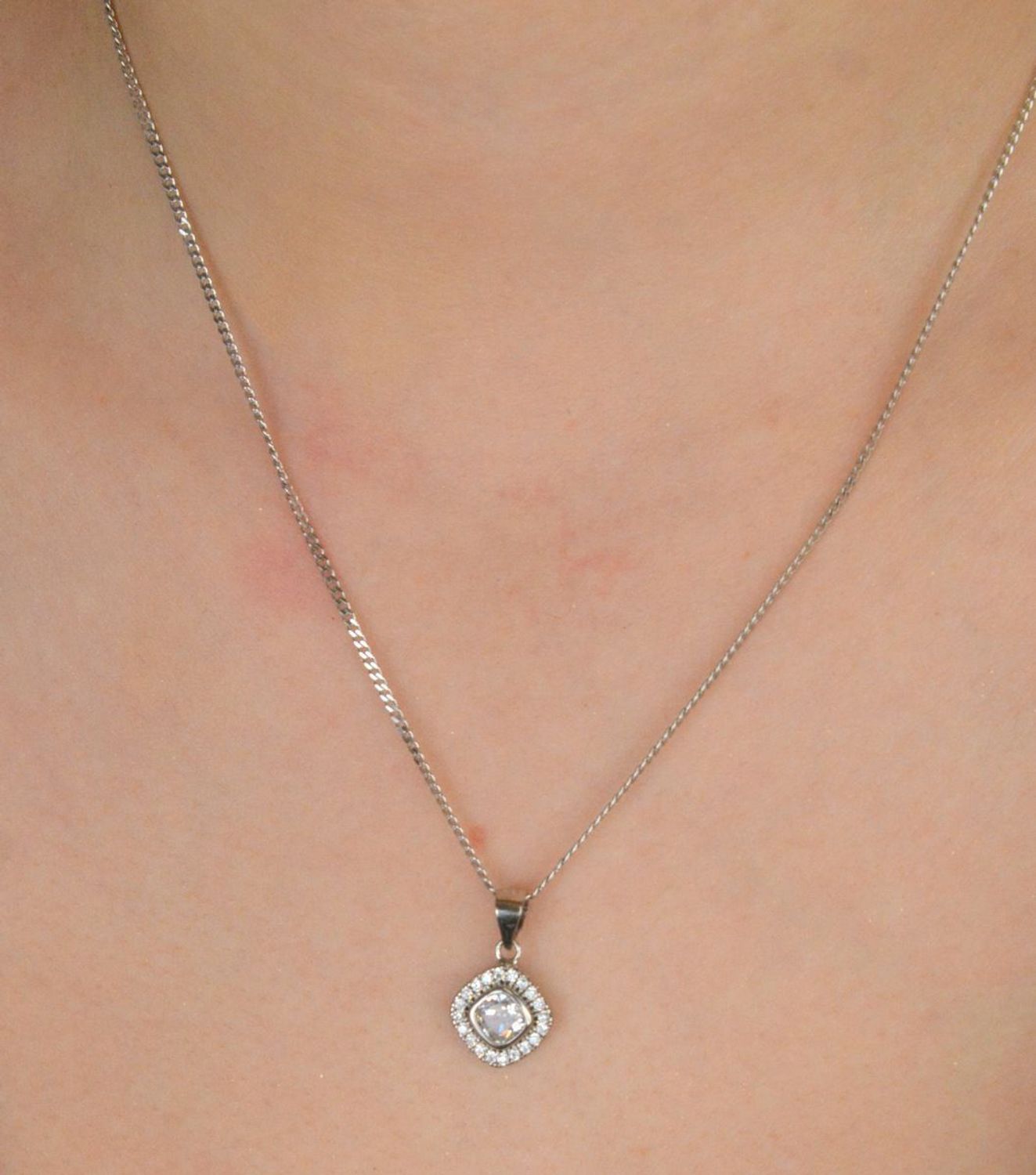 Srebrna zawieszka z lśniącą cyrkonią. Próba 925, waga 1,50 g, długość 1,7 cm, szerokość 1,0 cm. Model AZZ000000-279 – klasyka, która przyciąga wzrok.1.jpg