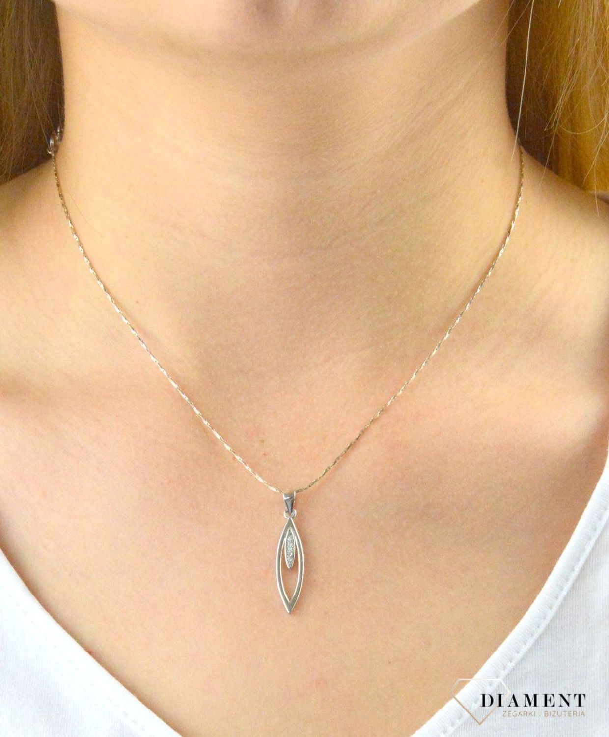 Zawieszka srebrna podłużna z cyrkonią AZZ000000-295. Zawieszka srebrna z cyrkonią. Zawieszka srebrna podłużna. Zawieszka srebrna jako dopełnienie stylizacji. Zawieszka srebrna na prezent dla kobiety. Idealn.jpg