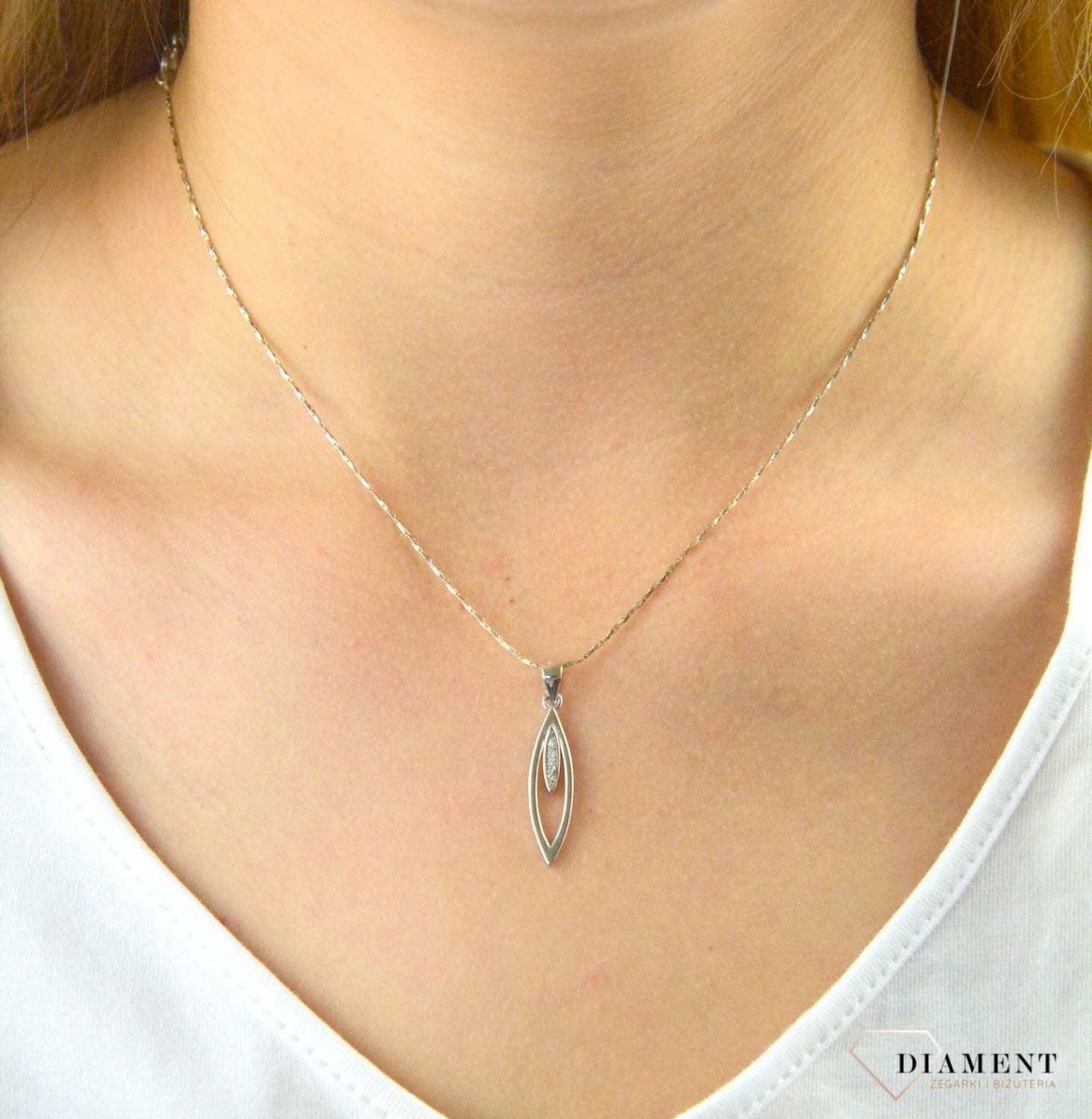 Zawieszka srebrna podłużna z cyrkonią AZZ000000-295. Zawieszka srebrna z cyrkonią. Zawieszka srebrna podłużna. Zawieszka srebrna jako dopełnienie stylizacji. Zawieszka srebrna na prezent dla kobiety. Idealn.jpg