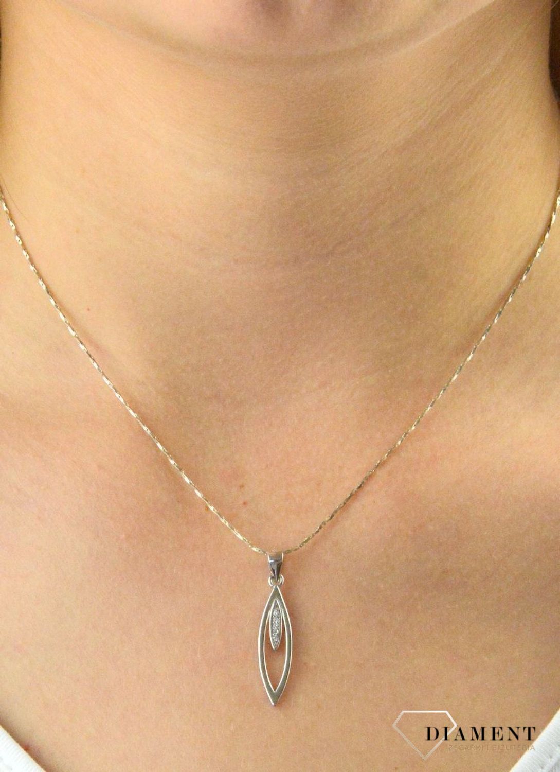 Zawieszka srebrna podłużna z cyrkonią AZZ000000-295. Zawieszka srebrna z cyrkonią. Zawieszka srebrna podłużna. Zawieszka srebrna jako dopełnienie stylizacji. Zawieszka srebrna na prezent dla kobiety. Idealn.jpg