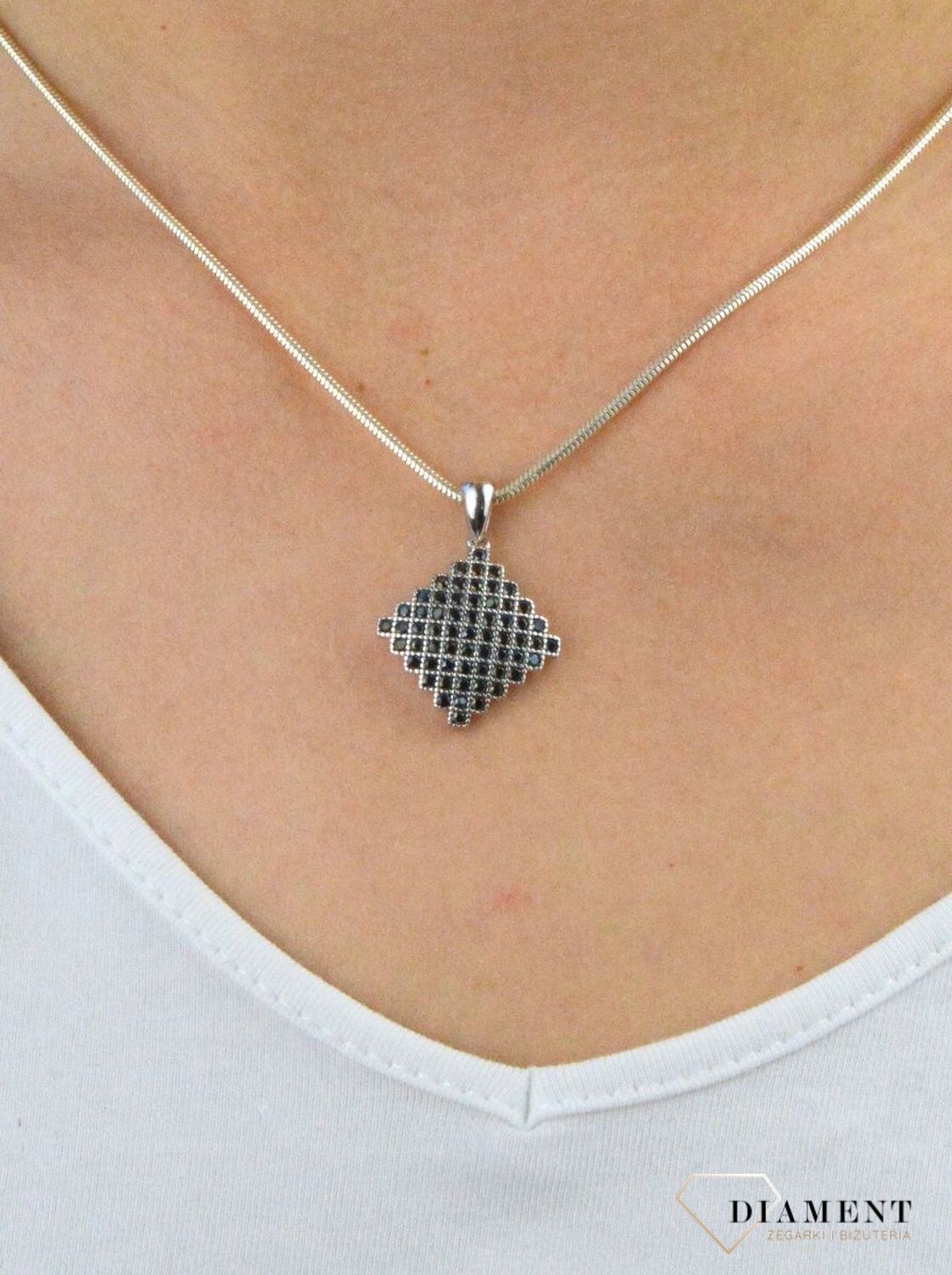 Zawieszka srebrna z czarnymi cyrkoniami AZZ000000-312. Srebrna zawieszka damska. Zawieszka z cyrkoniami. Czarne cyrkonie. Srebrna zawieszka. Idealna zawieszka na prezent..jpg