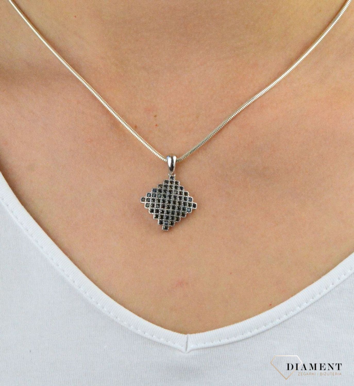 Zawieszka srebrna z czarnymi cyrkoniami AZZ000000-312. Srebrna zawieszka damska. Zawieszka z cyrkoniami. Czarne cyrkonie. Srebrna zawieszka. Idealna zawieszka na prezent..jpg