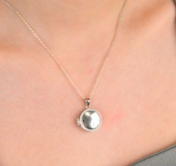Zawieszka puzderko okrągłe z cyrkoniami próba 925, AZZ000000-364 Elegancka i wyjątkowa zawieszka puzderko w kształcie okręgu, wykonana z wysokiej jakości srebra próby 925 (1).JPG