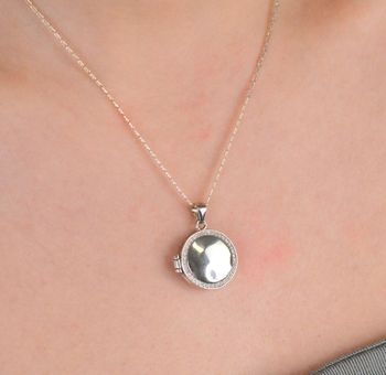 Zawieszka puzderko okrągłe z cyrkoniami próba 925, AZZ000000-364 Elegancka i wyjątkowa zawieszka puzderko w kształcie okręgu, wykonana z wysokiej jakości srebra próby 925 (3).JPG