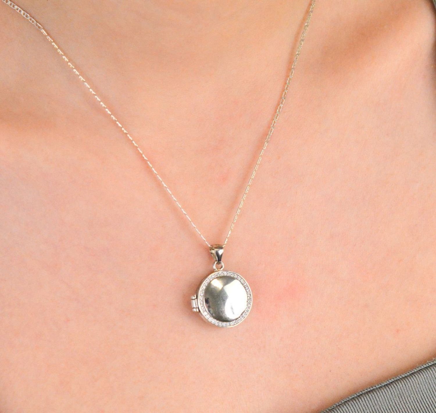 Zawieszka puzderko okrągłe z cyrkoniami próba 925, AZZ000000-364 Elegancka i wyjątkowa zawieszka puzderko w kształcie okręgu, wykonana z wysokiej jakości srebra próby 925 1.jpg