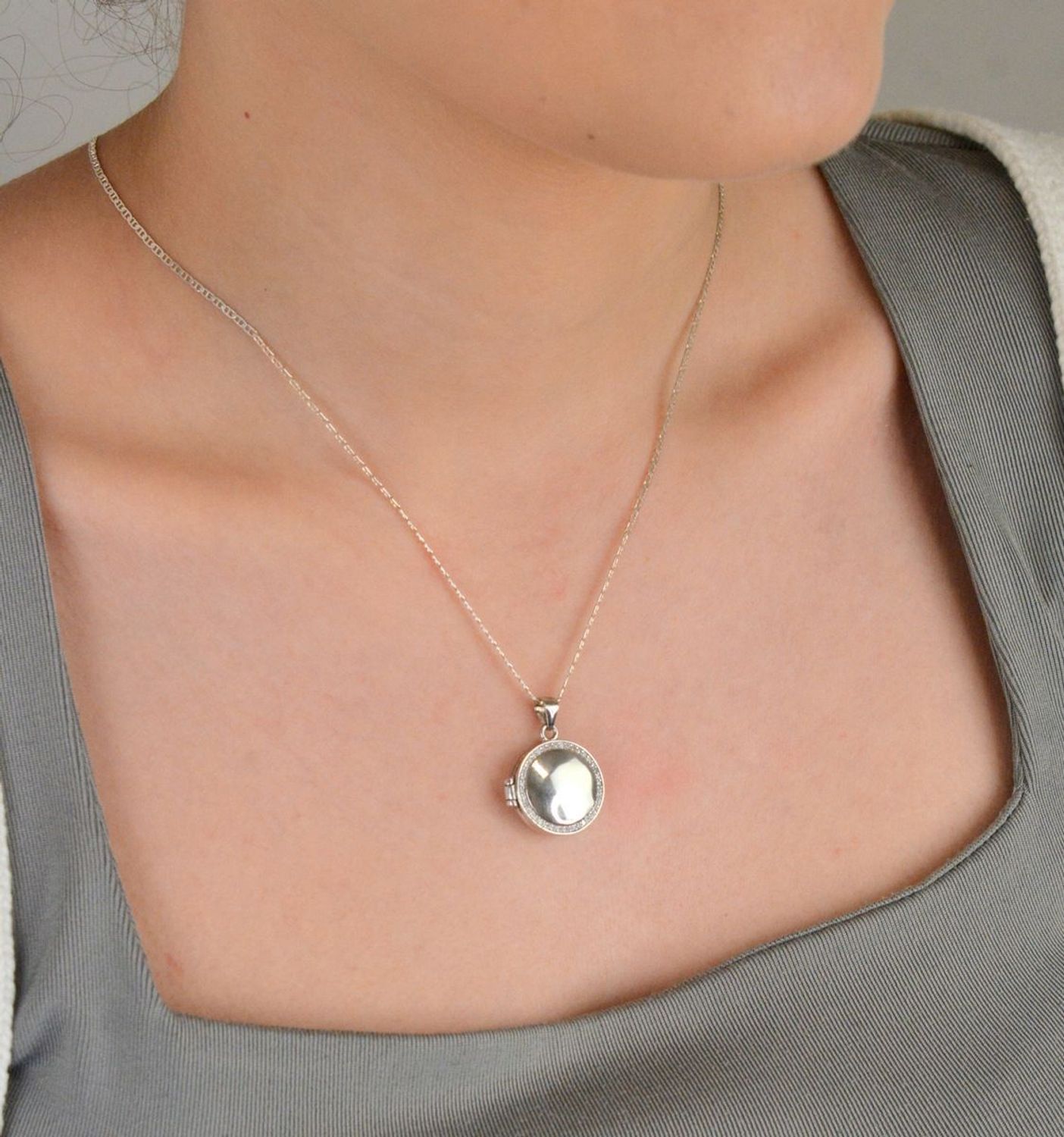 Zawieszka puzderko okrągłe z cyrkoniami próba 925, AZZ000000-364 Elegancka i wyjątkowa zawieszka puzderko w kształcie okręgu, wykonana z wysokiej jakości srebra próby 925 1.jpg