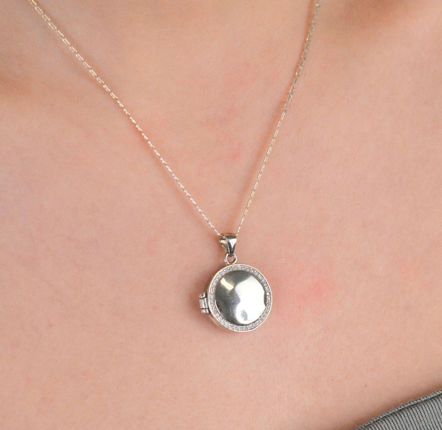 Zawieszka puzderko okrągłe z cyrkoniami próba 925, AZZ000000-364 Elegancka i wyjątkowa zawieszka puzderko w kształcie okręgu, wykonana z wysokiej jakości srebra próby 925 1.jpg