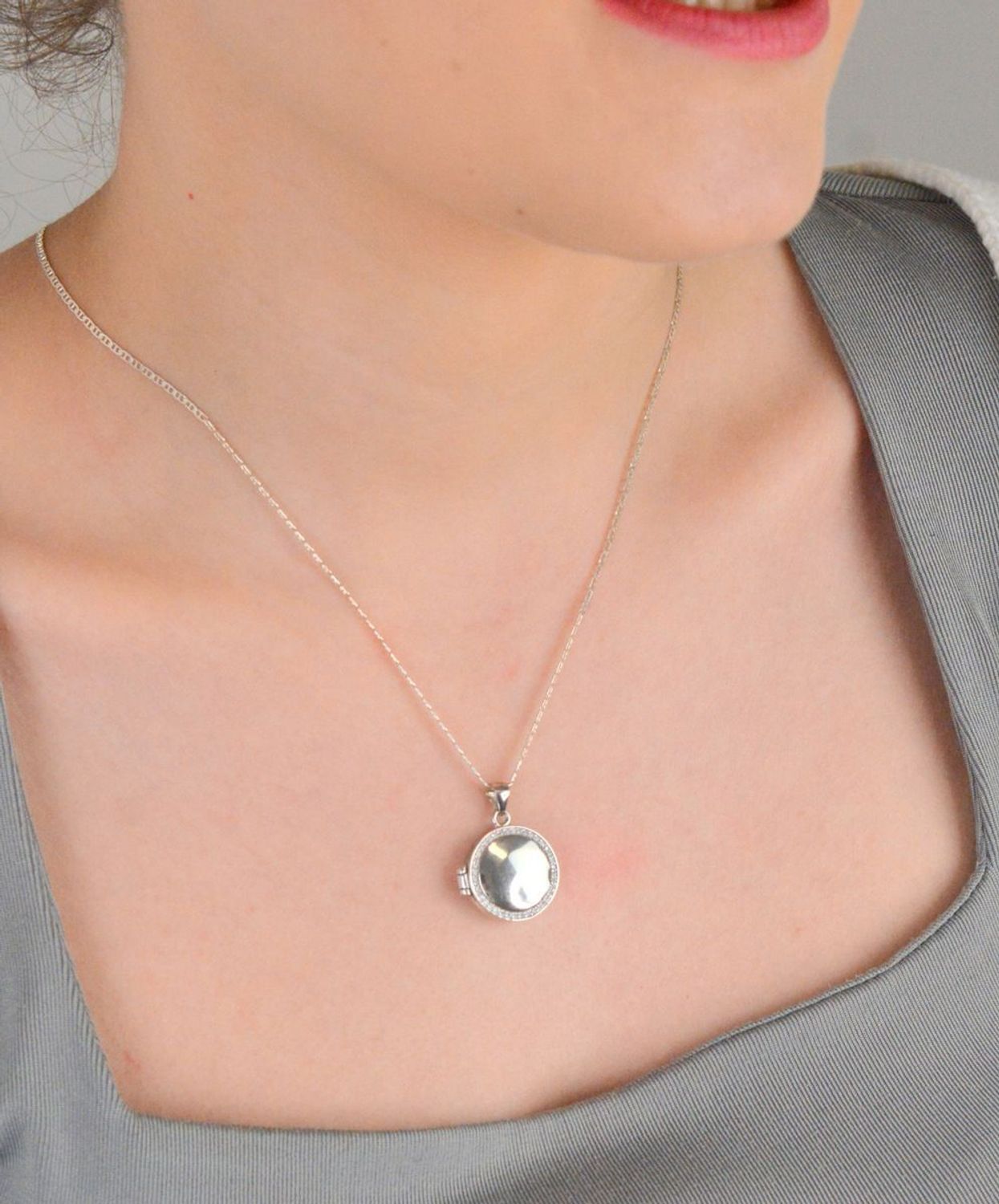 Zawieszka puzderko okrągłe z cyrkoniami próba 925, AZZ000000-364 Elegancka i wyjątkowa zawieszka puzderko w kształcie okręgu, wykonana z wysokiej jakości srebra próby 925 1.jpg