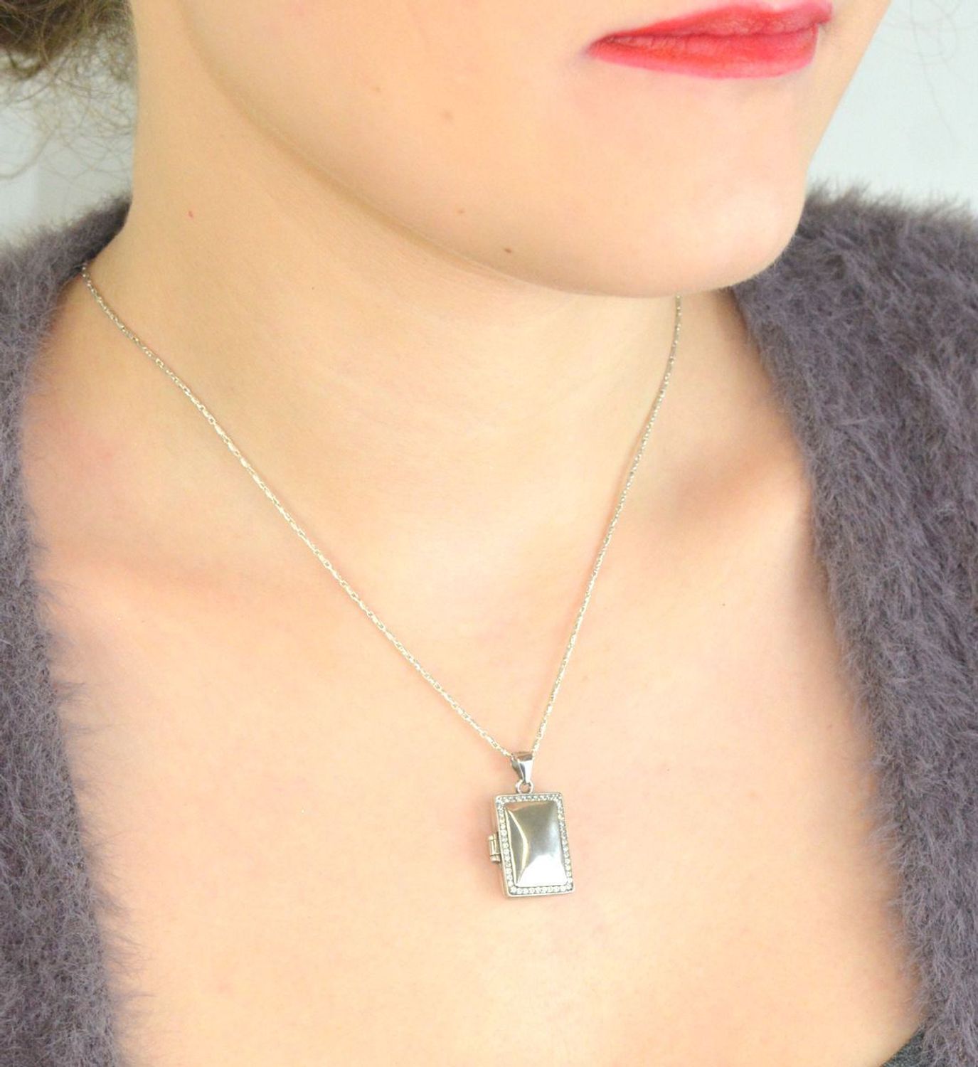 Zawieszka damska srebrna Ag 925 prostokątne puzderko z cyrkoniami.jpg