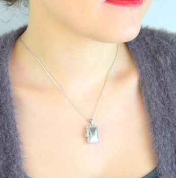 Elegancka zawieszka damska srebrna Ag 925 w kształcie prostokątnego puzderka, zdobiona cyrkoniami. Wymiary 2,7 x 1,3 cm, waga 4,7 g. Idealna do naszyjników i prezentów (2).JPG