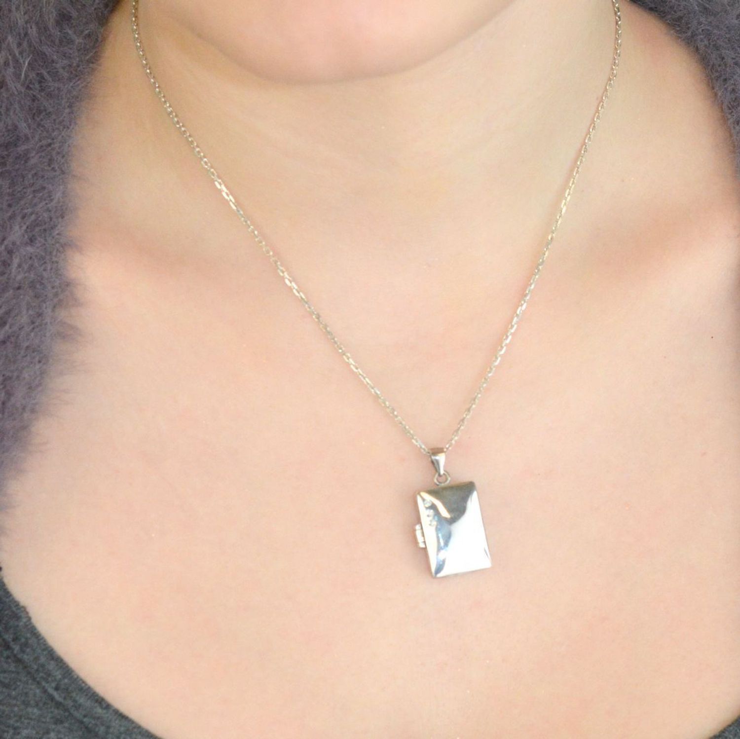 Srebrna zawieszka prostokątne puzderko 925 z trzema cyrkoniami AZZ000000-368.jpg