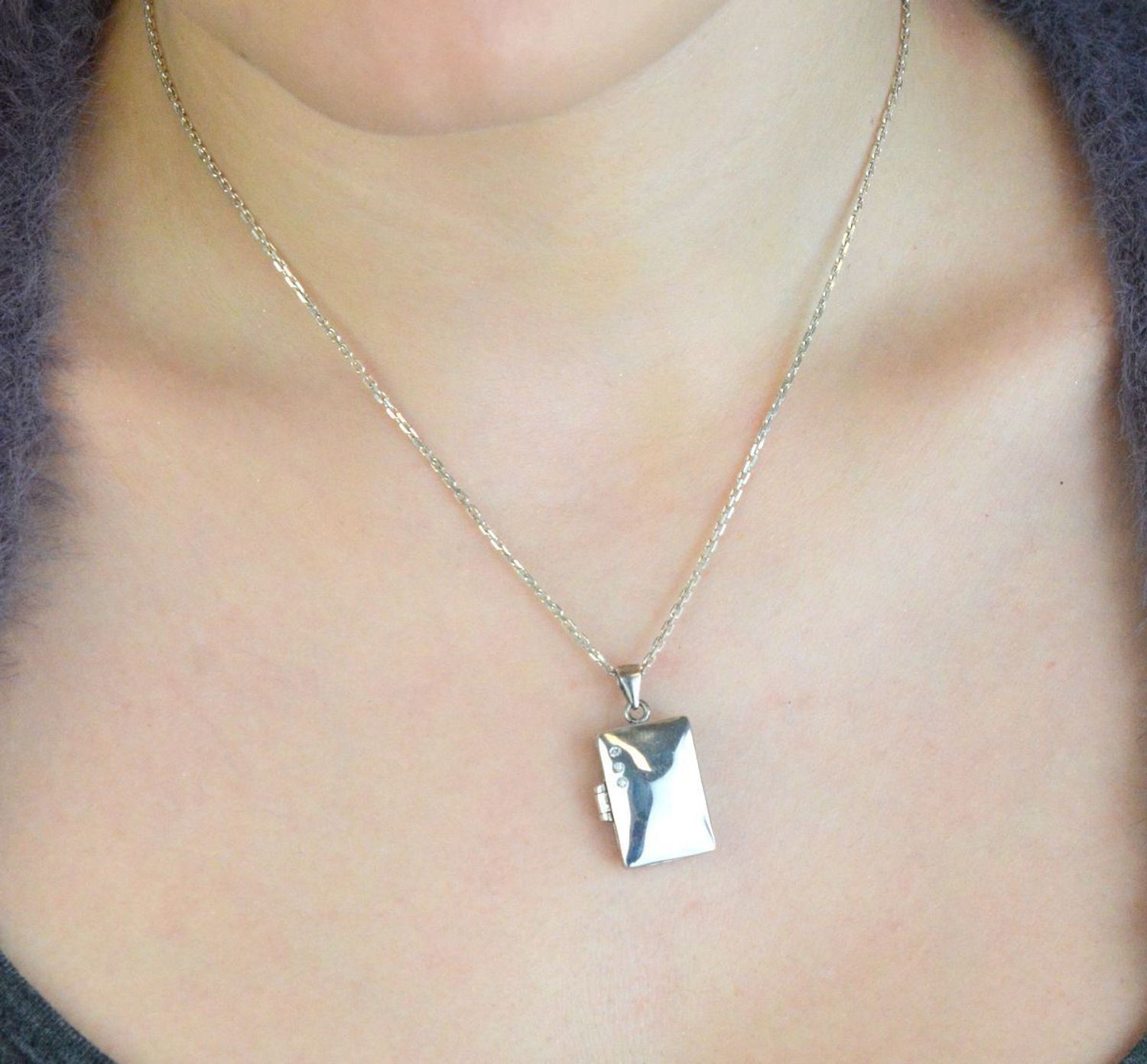 Srebrna zawieszka prostokątne puzderko 925 z trzema cyrkoniami AZZ000000-368.jpg