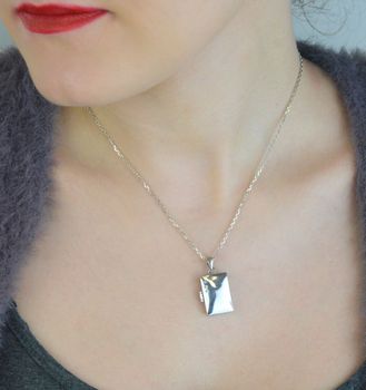 Elegancka srebrna zawieszka puzderko próby 925, zdobiona trzema cyrkoniami. Otwierane, prostokątne puzderko – idealny osobisty prezent (1).JPG