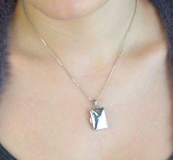 Elegancka srebrna zawieszka puzderko próby 925, zdobiona trzema cyrkoniami. Otwierane, prostokątne puzderko – idealny osobisty prezent (3).JPG