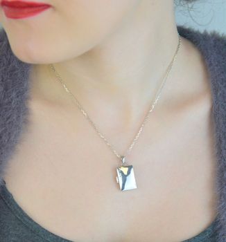 Elegancka srebrna zawieszka puzderko próby 925, zdobiona trzema cyrkoniami. Otwierane, prostokątne puzderko – idealny osobisty prezent (4).JPG