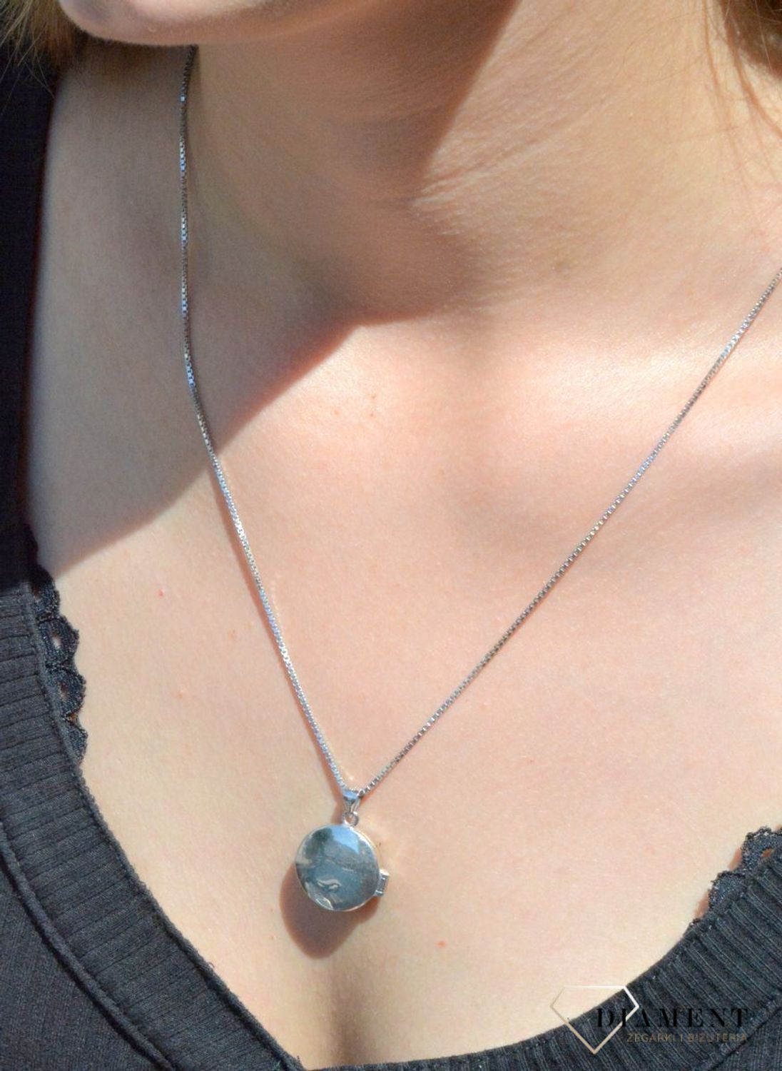 Srebrna zawieszka typu puzderko. Puzderko zostało wykonane z najwyższej jakości srebra próby 925. Puzderko okrągłe wykończone błyszcząca cyrkonią. Zawieszka puzderko to idealny pomysł na prezent dla mamy,.jpg