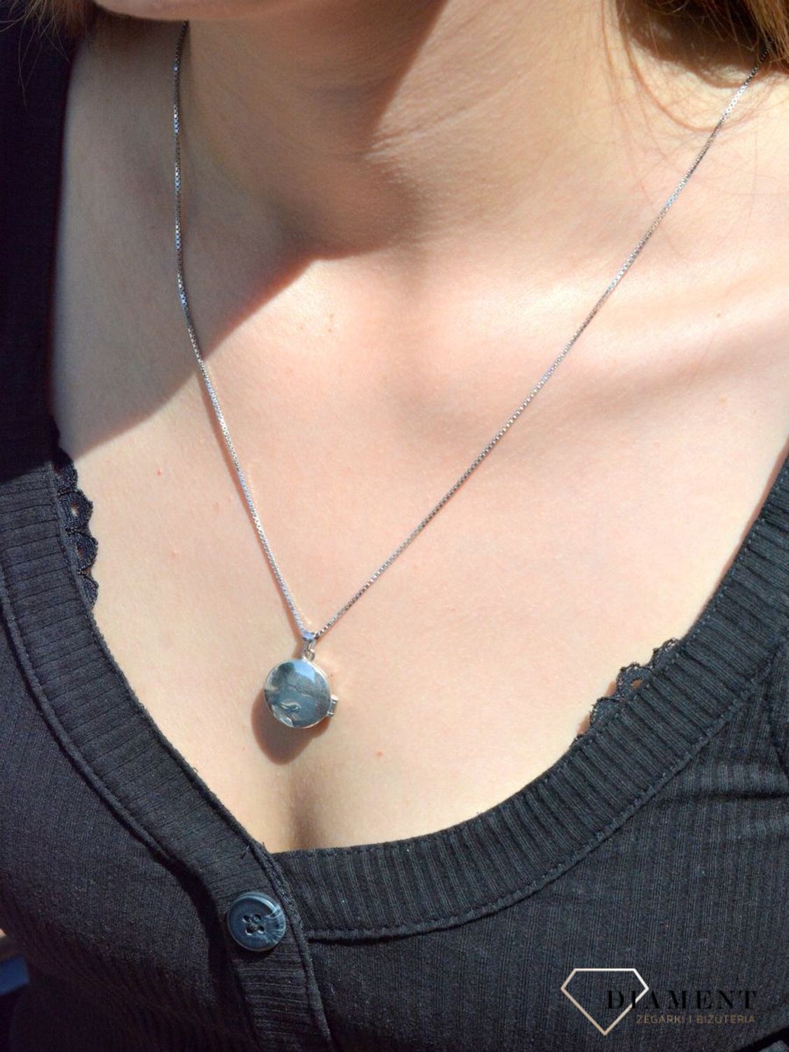 Srebrna zawieszka typu puzderko. Puzderko zostało wykonane z najwyższej jakości srebra próby 925. Puzderko okrągłe wykończone błyszcząca cyrkonią. Zawieszka puzderko to idealny pomysł na prezent dla mamy,.jpg