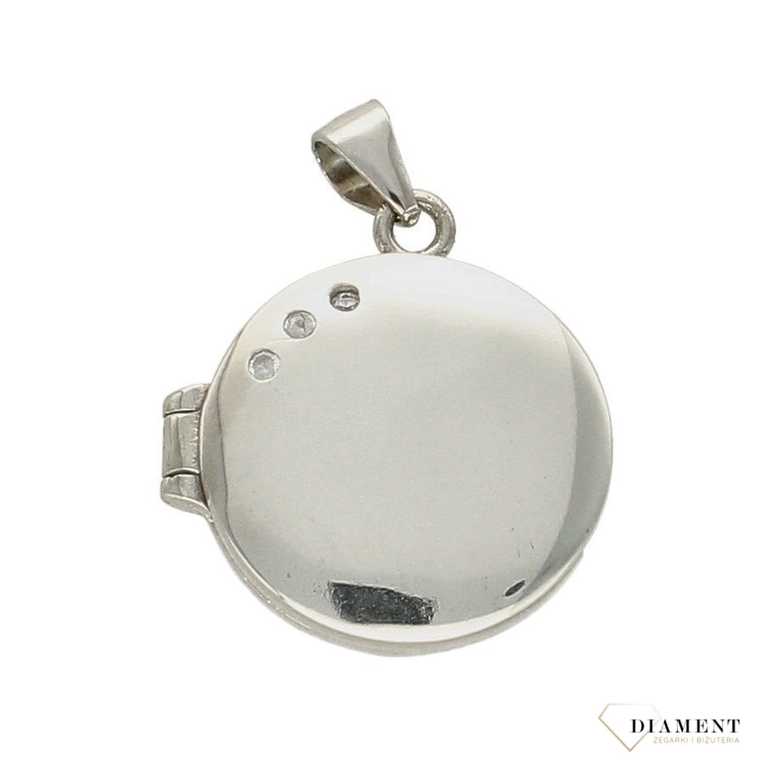 Srebrna zawieszka typu puzderko. Puzderko zostało wykonane z najwyższej jakości srebra próby 925. Puzderko okrągłe wykończone błyszcząca cyrkonią. Zawieszka puzderko to idealny pomysł na prezent dla mamy,.jpg
