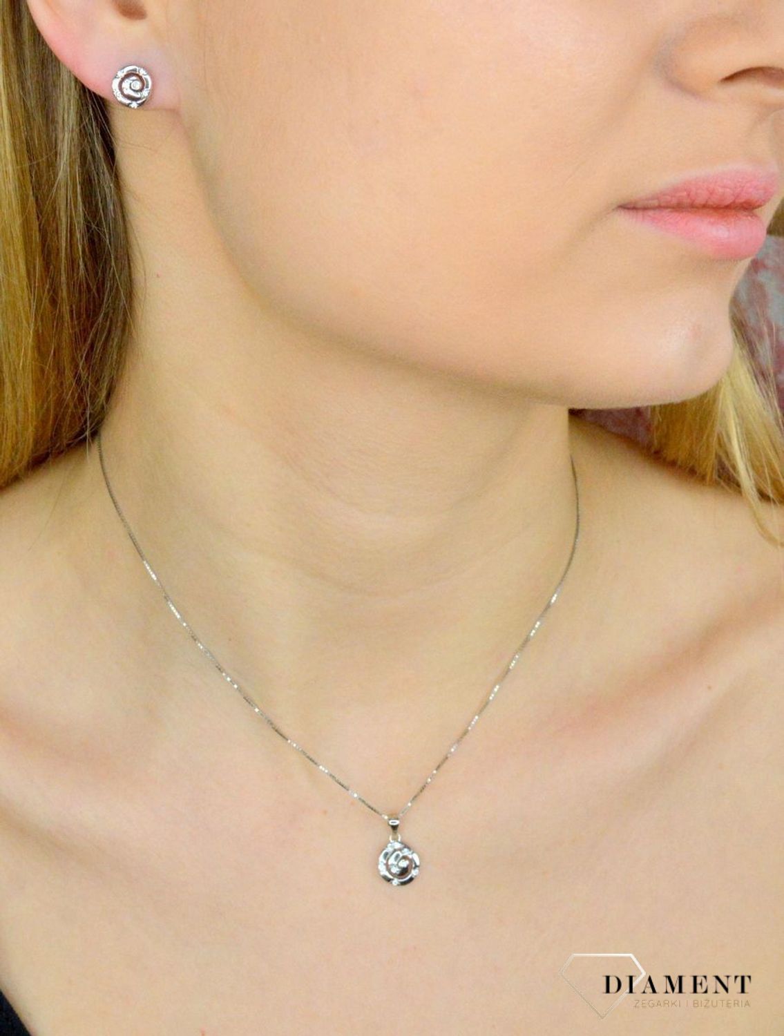 Zawieszka damska  Ślimaczek z cyrkoniami  AZZ000000-495 Srebrna zawieszka o ponadczasowej formie uzupełniona cyrkonią. Została wykonana z najwyższej jakości srebra próby 925. Idealny pomysł na prezent..jpg