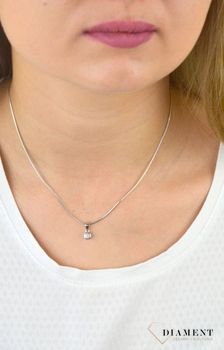 Srebrna zawieszka 925 z cyrkonią AZZ000000-507. Elegancka zawieszka ozdobiona uroczą białą cyrkonią. Taka zawieszka będzie doskonałym prezentem. Delikatna zawieszka (2).JPG