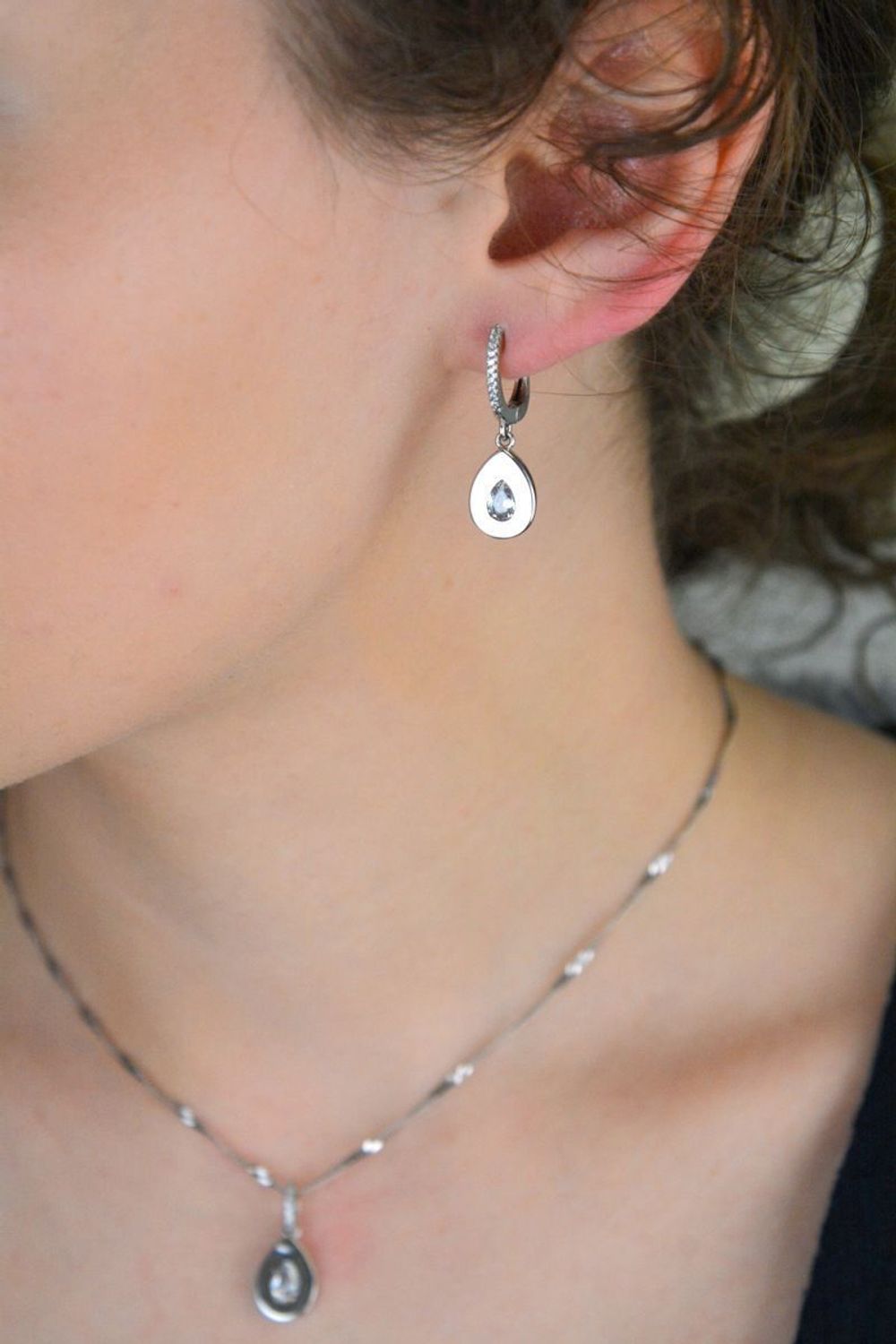Delikatna srebrna zawieszka AZZ000000-508 w kształcie łezki, zdobiona błyszczącymi cyrkoniami. Srebro próby 925, waga 1,60 g, długość 2,0 cm, szerokość 9 mm – elegancja na co dzień i od święta.jpg