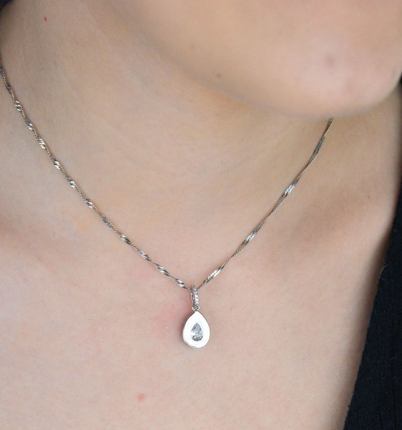Delikatna srebrna zawieszka AZZ000000-508 w kształcie łezki, zdobiona błyszczącymi cyrkoniami. Srebro próby 925, waga 1,60 g, długość 2,0 cm, szerokość 9 mm – elegancja na co dzień i od święta.jpg