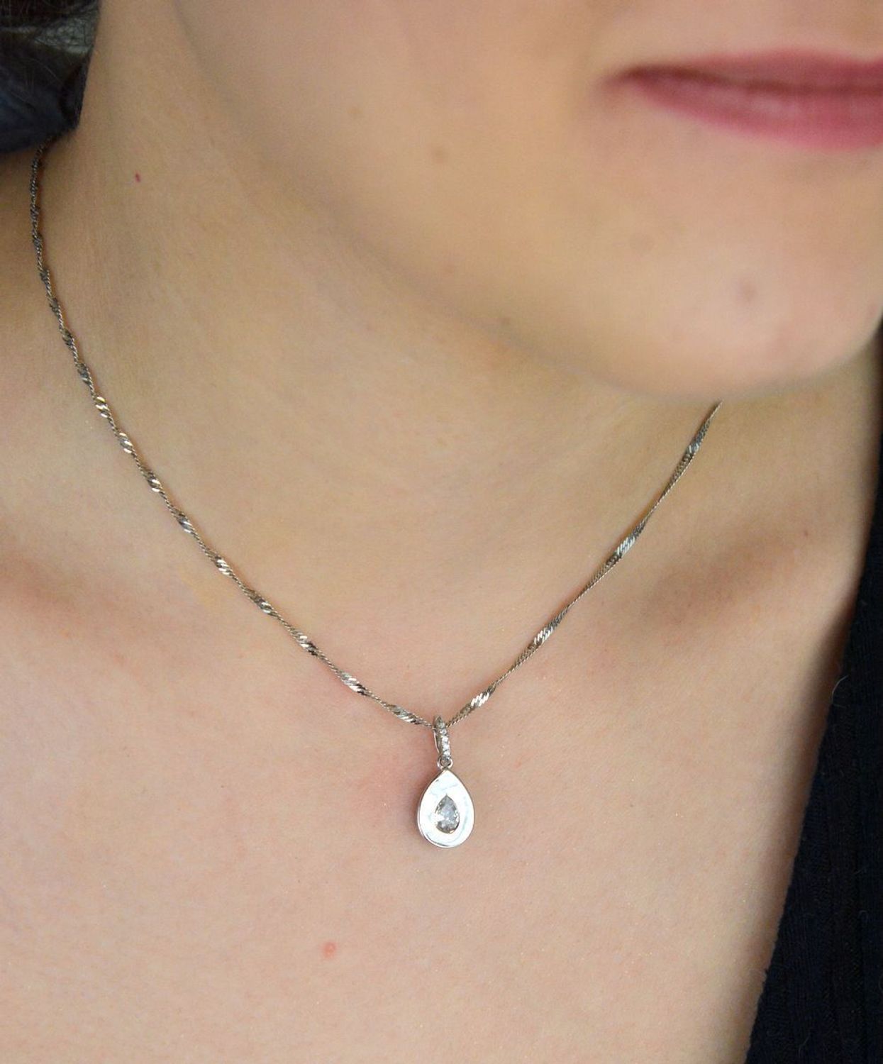 Delikatna srebrna zawieszka AZZ000000-508 w kształcie łezki, zdobiona błyszczącymi cyrkoniami. Srebro próby 925, waga 1,60 g, długość 2,0 cm, szerokość 9 mm – elegancja na co dzień i od święta.jpg