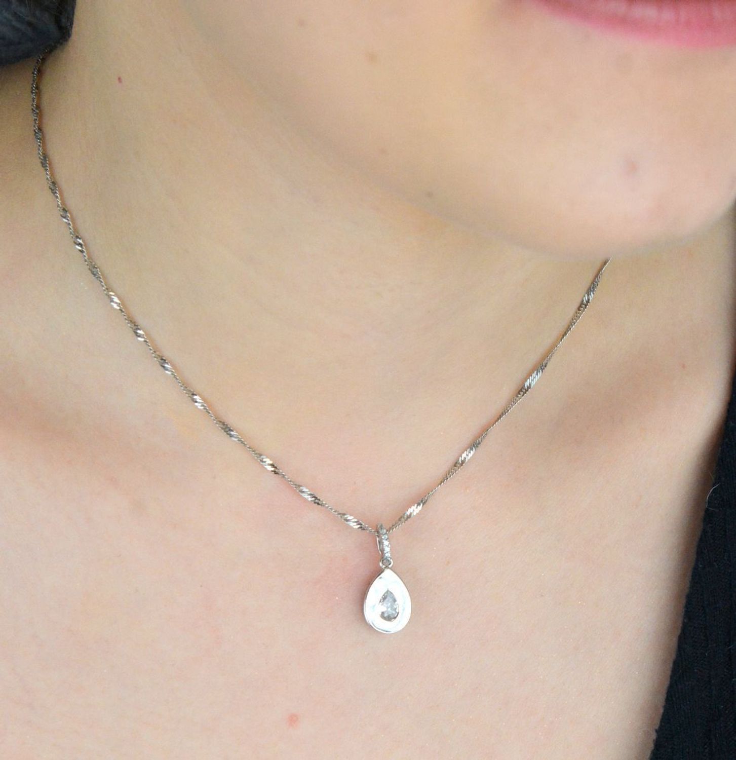 Delikatna srebrna zawieszka AZZ000000-508 w kształcie łezki, zdobiona błyszczącymi cyrkoniami. Srebro próby 925, waga 1,60 g, długość 2,0 cm, szerokość 9 mm – elegancja na co dzień i od święta.jpg