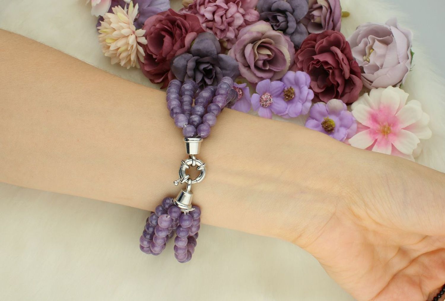 Bransoletka srebrna 925 z pięcioma elementami zdobionymi naturalnym jadeitem w odcieniach fioletu. Długość 20 cm, zapięcie na karabińczyk. Model BCNIZ060.1.jpg