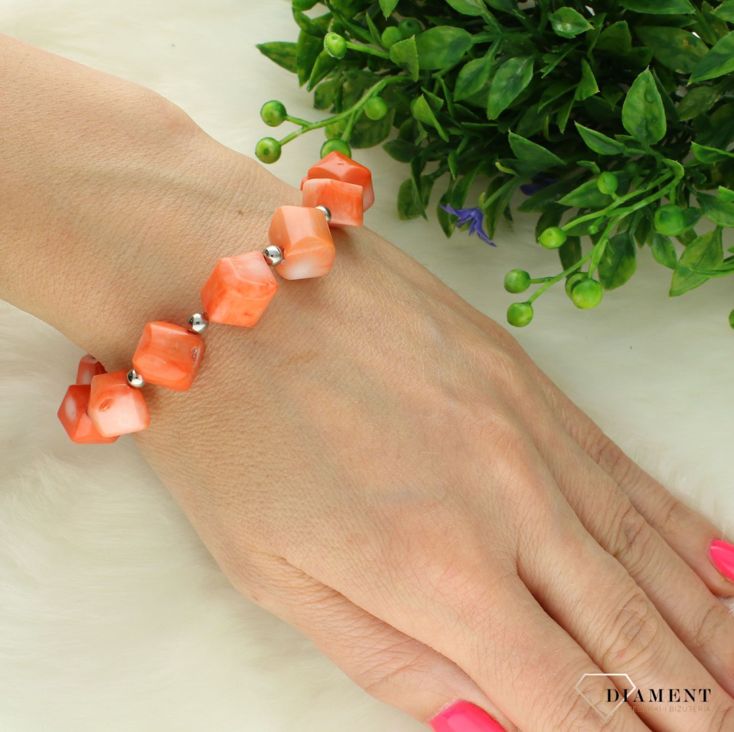 Bransoletka damska 925 z koralem BCOL050. Bransoletka na gumce ozdobiona koralem oraz kuleczkami wykonanymi ze stali szlachetnej. Idealny pomysł na prezent dla każdej kobiety.1.jpg