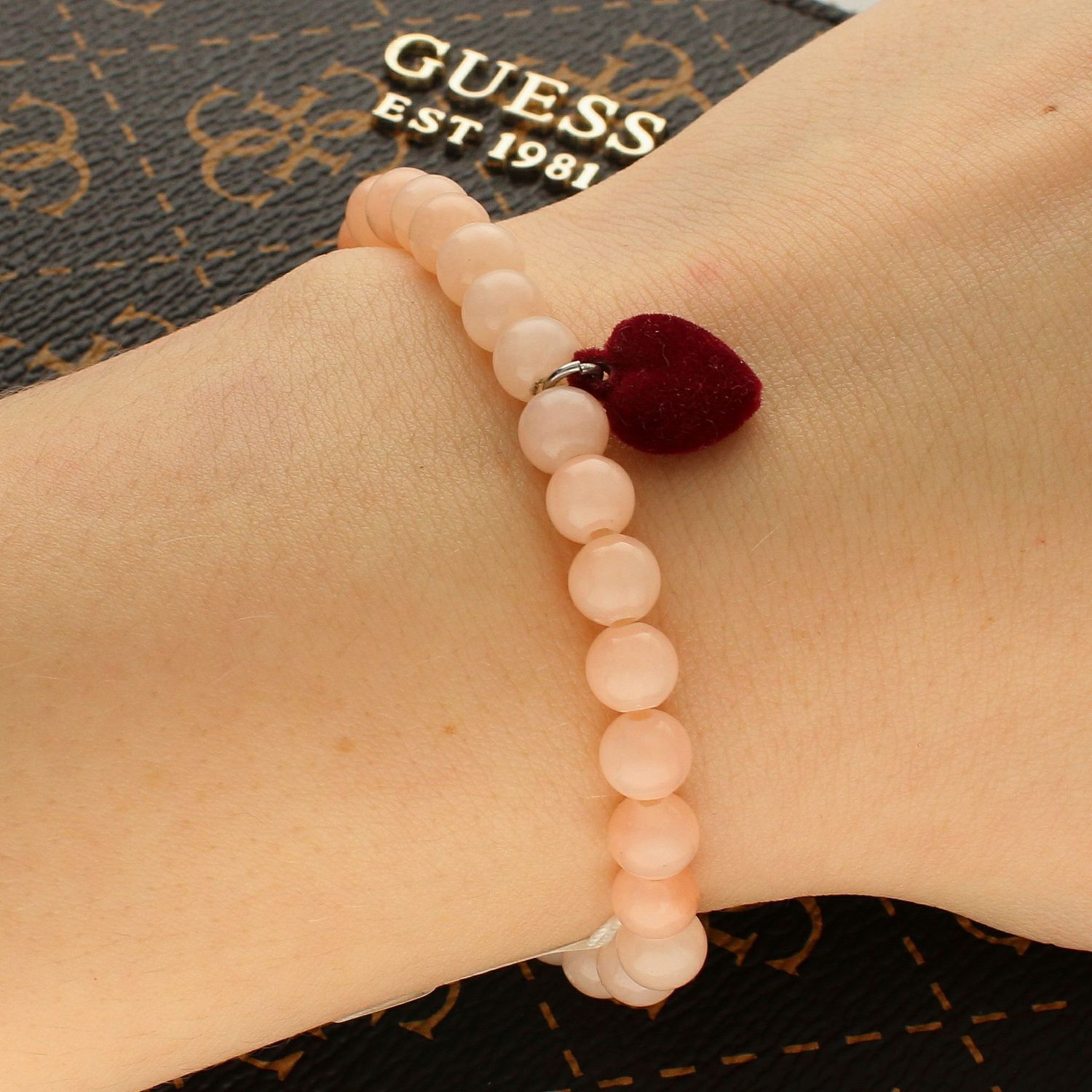 Bransoleta damska Pudrowy róż z zawieszką Welurowe Serduszko BOL025. Bransoletka koraliki. Bransoletka różowa. Oryginalny  pomysł na prezent. Bransoletka dla ukochanej. Bransoletka z sercem (2).jpg