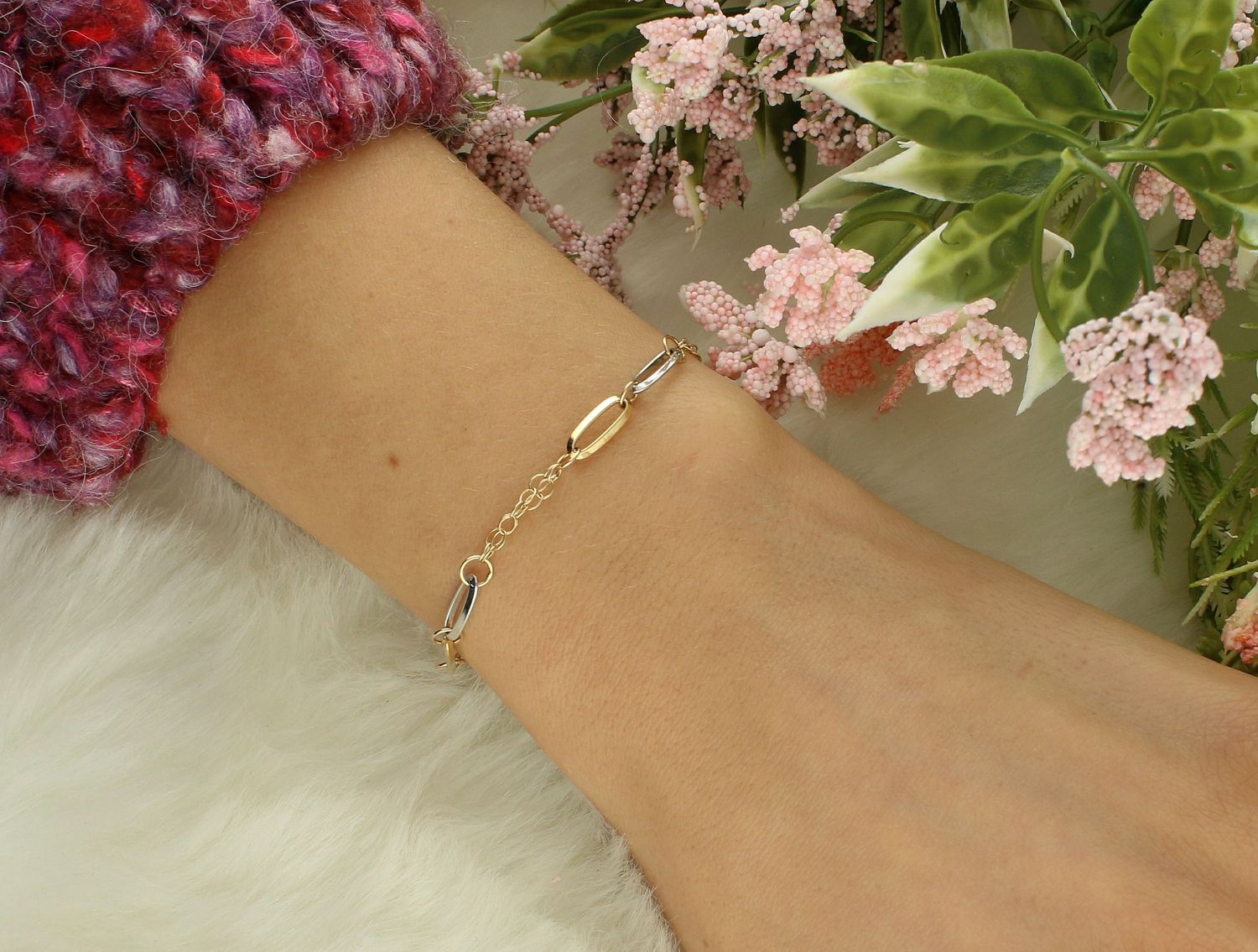 Złota damska bransoletka Ogniwka z żółtego i białego złota 585. Delikatna, kobieca bransoletka ozdobiona owalnymi ogniwkami w żółtym i białym złocie, wykonana z wysokiej próby złota 585. 1.jpg